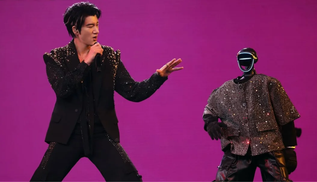Wang Leehom Dances with Robots at Chengdu Concert